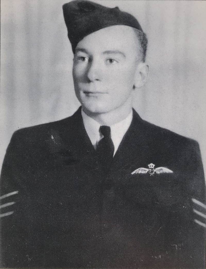 Other image for Relatives pay tribute to crash hero pilot
